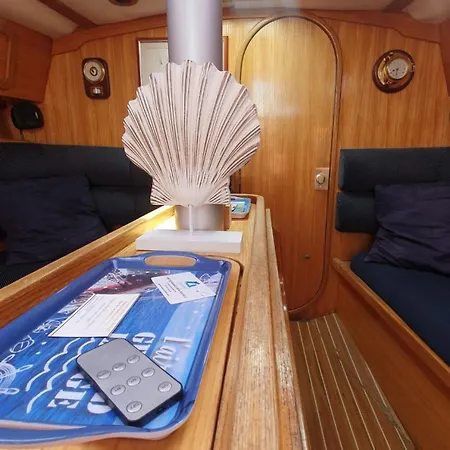 Hotel en barco Super Castor - Sur Un Grand Voilier Chauffe Au Vieux Port By Nuits Au Port