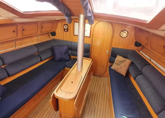 Super Castor - Sur Un Grand Voilier Chauffe Au Vieux Port By Nuits Au Port Tekne