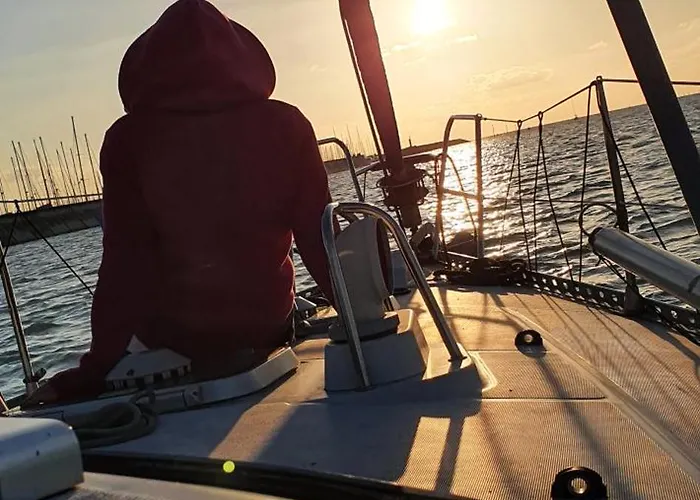 Tekne Super Castor - Sur Un Grand Voilier Chauffe Au Vieux Port By Nuits Au Port *