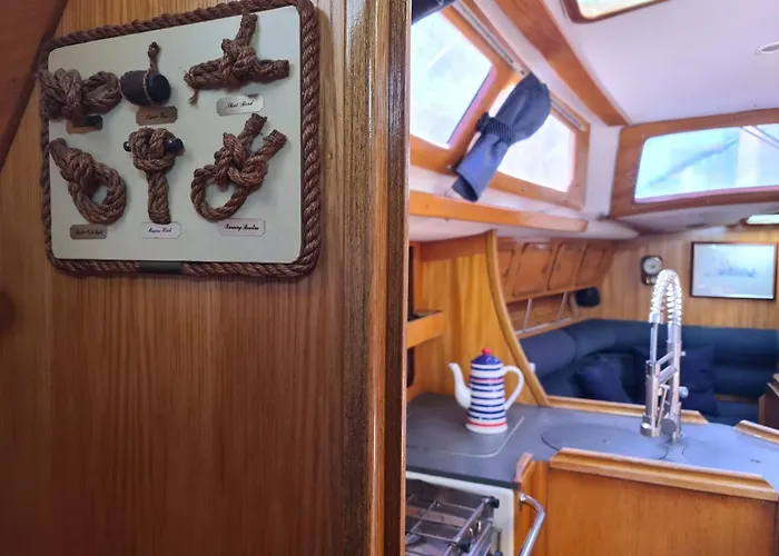 Super Castor - Sur Un Grand Voilier Chauffe Au Vieux Port By Nuits Au Port La Rochelle (Charente-Maritime)