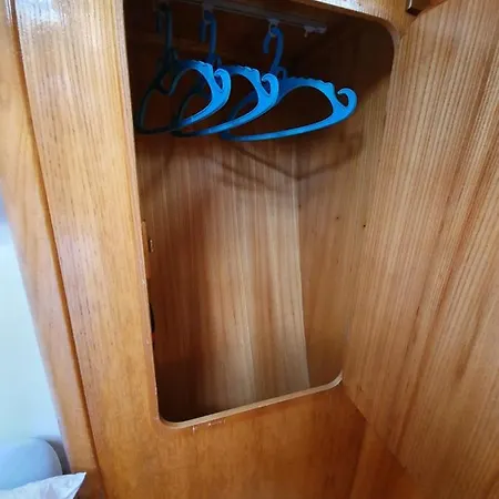 Botel Super Castor - Sur Un Grand Voilier Chauffe Au Vieux Port By Nuits Au Port