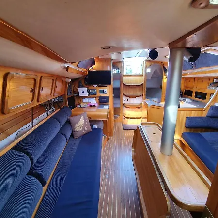 Super Castor - Sur Un Grand Voilier Chauffe Au Vieux Port By Nuits Au Port