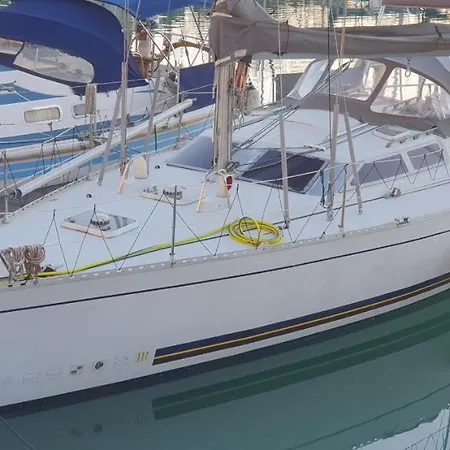 Super Castor - Sur Un Grand Voilier Chauffe Au Vieux Port By Nuits Au Port Botel *