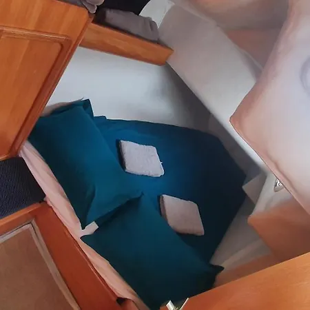 Super Castor - Sur Un Grand Voilier Chauffe Au Vieux Port By Nuits Au Port * La Rochelle (Charente-Maritime)