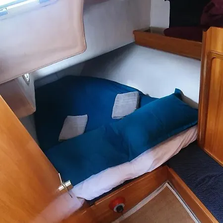 Super Castor - Sur Un Grand Voilier Chauffe Au Vieux Port By Nuits Au Port Botel *