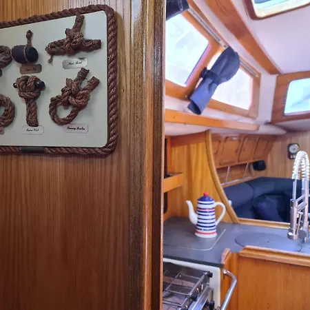 Super Castor - Sur Un Grand Voilier Chauffe Au Vieux Port By Nuits Au Port La Rochelle (Charente-Maritime)